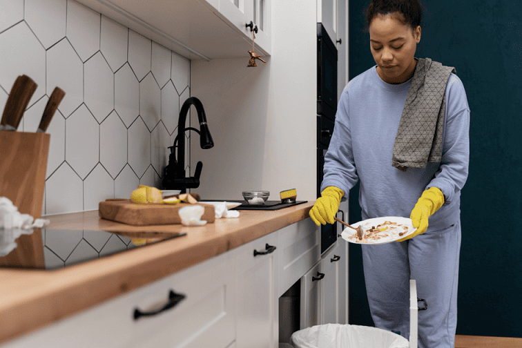 vrouw die keuken schoonmaakt