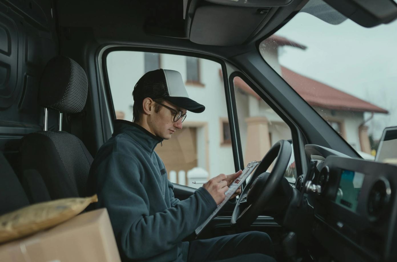 Man voert een checklist uit voor een vrachtwagen
