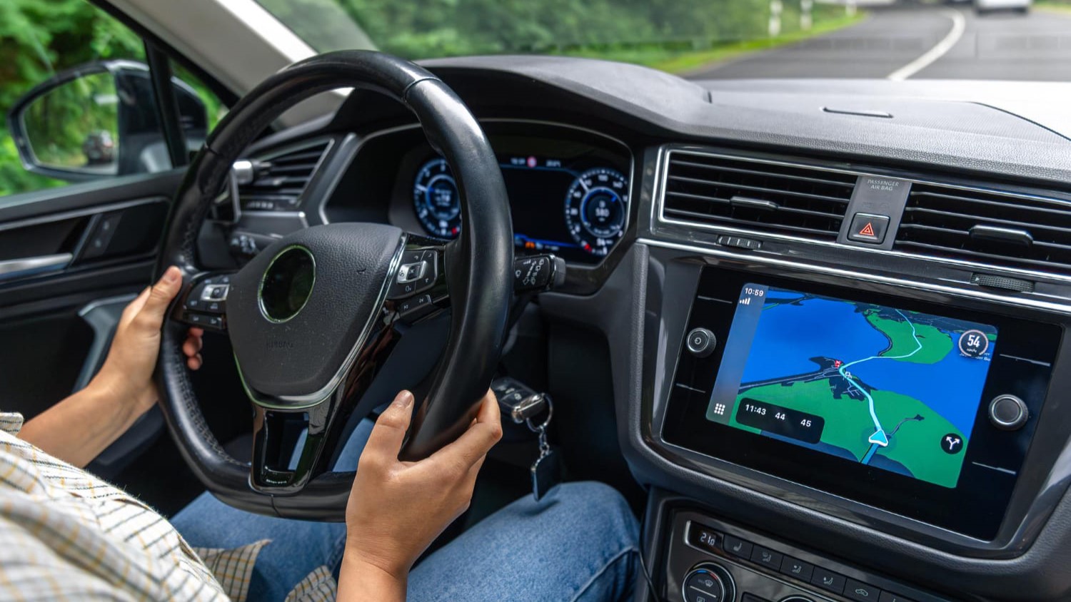 Bestuurder gebruikt Android Auto Wireless navigatie onderweg op een landelijke weg