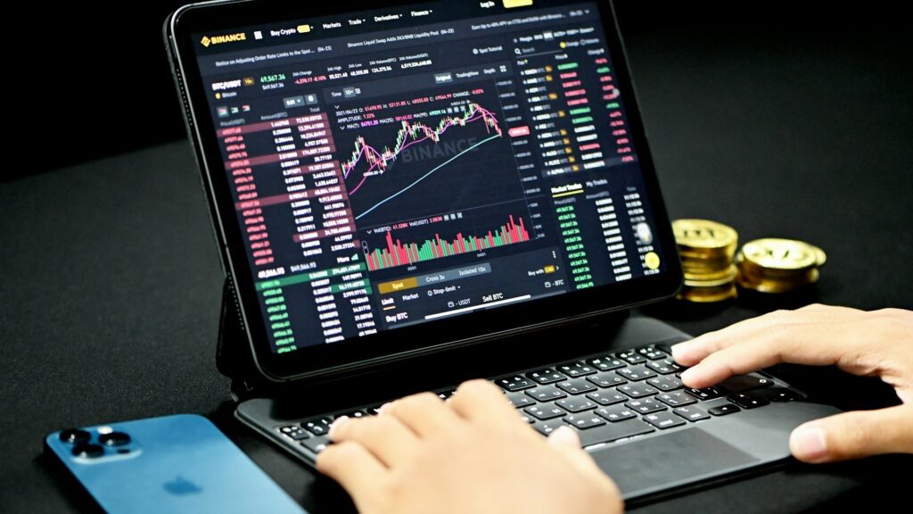 Crypto betalingen beheren via een handelsplatform op een tablet met live koersgrafieken