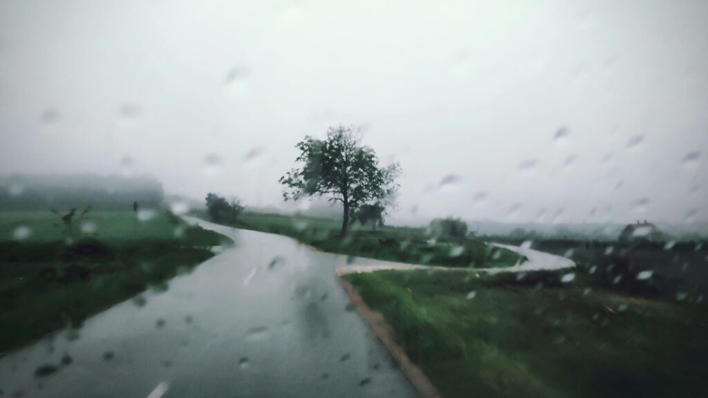Regen op landschap benadrukt hoe belangrijk hout beschermen buiten is tegen langdurige vochtbelasting.
