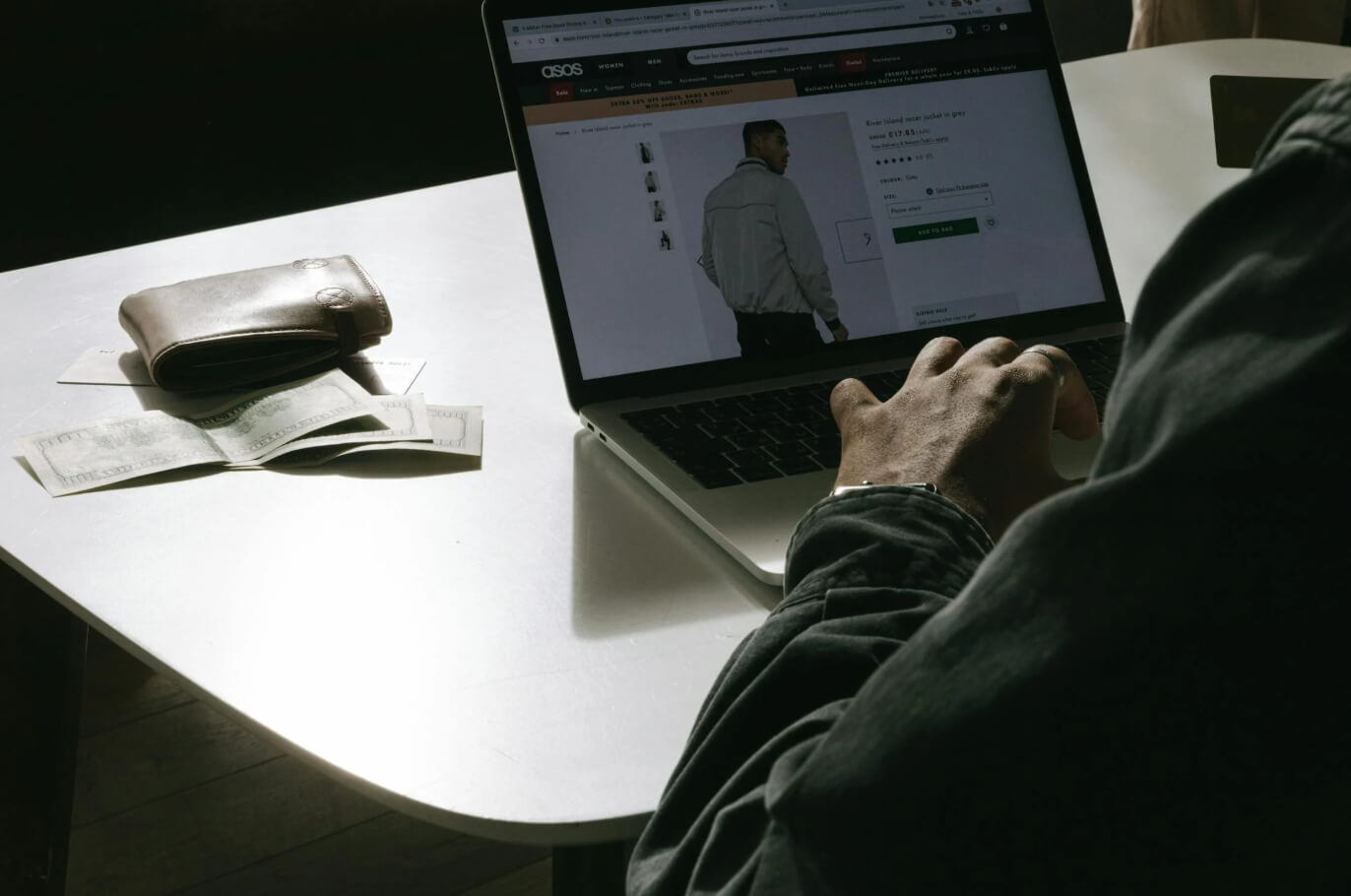 Bezoeker bekijkt productpagina van kledingstuk op webshop tijdens oriëntatiefase in de productreis