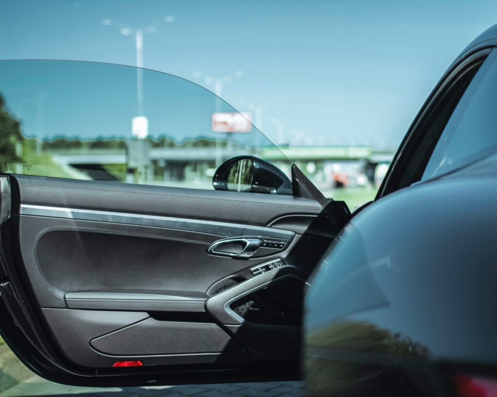 Snelle portiercheck van een open autodeur met zicht op binnenpaneel en werking van het slotmechanisme