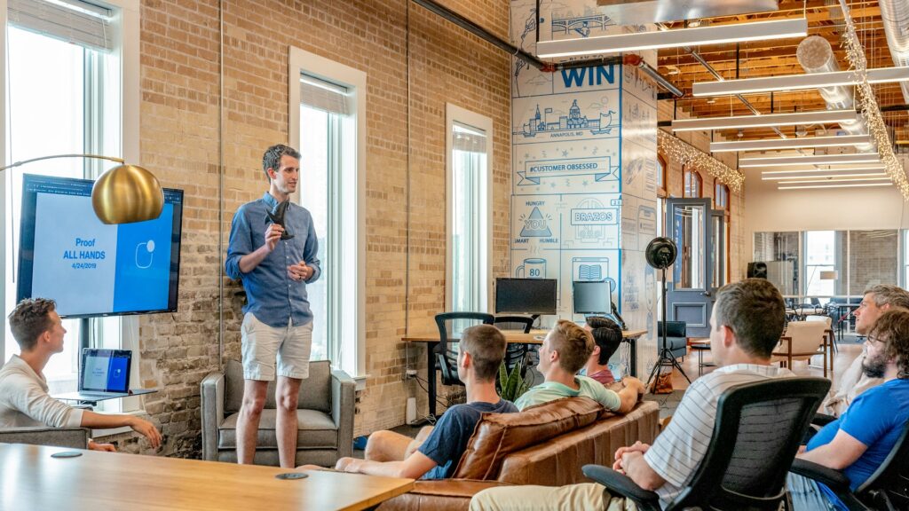 Presentatie waarbij een elevator pitch wordt gebruikt om kort en helder een idee uit te leggen