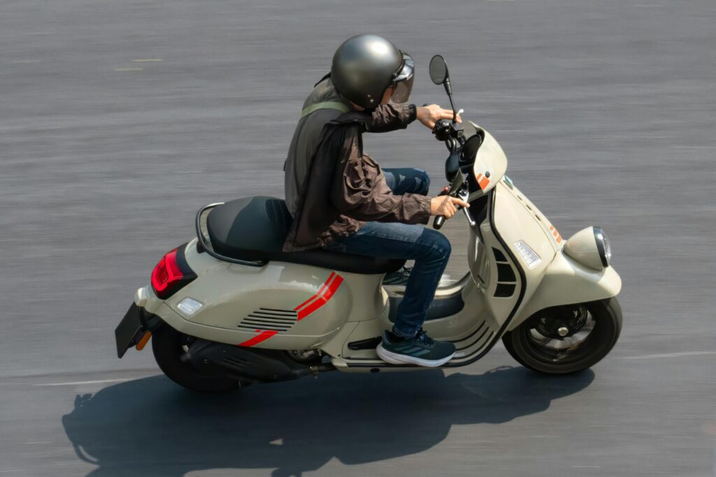 man rijdt op scooter